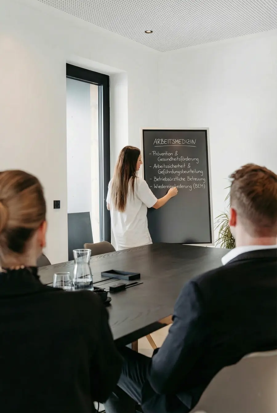 Dr. Anna Pauschenwein erklärt im Inhouse-Workshop arbeitsmedizinische Themen: Prävention, Arbeitssicherheit, betriebsärztliche Betreuung und Wiedereingliederung